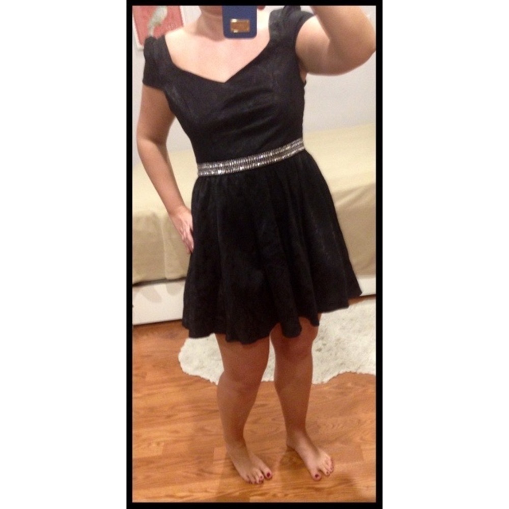 💕DAINTY HOOLIGAN💕 Black Cap Sleeve Dress